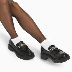 Mocassins Angèle noirs à chaîne argent et semelle crantée