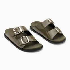 Mules plates Célia kaki verni à boucles oversize