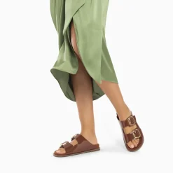 Mules plates Célia marron verni à boucles oversize