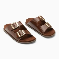 Mules plates Célia marron verni à boucles oversize