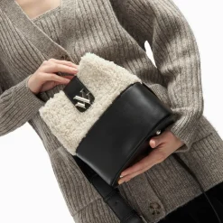 Sac seau Leslie noir en fausse fourrure