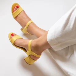 Sandales Melissa jaunes à petit talon épais